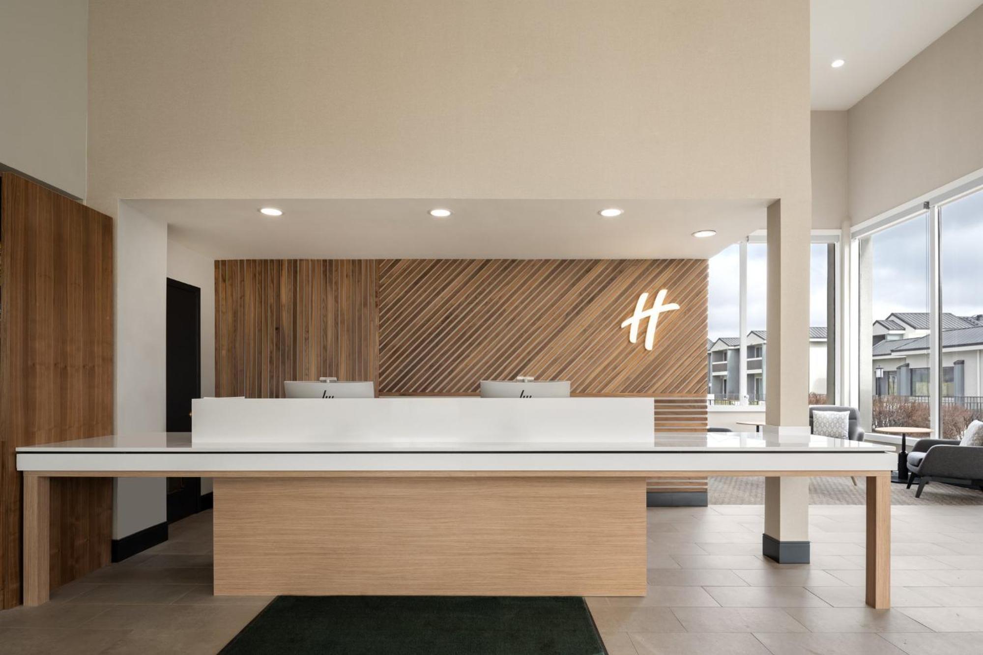 Holiday Inn Ontario By Ihg Exterior photo