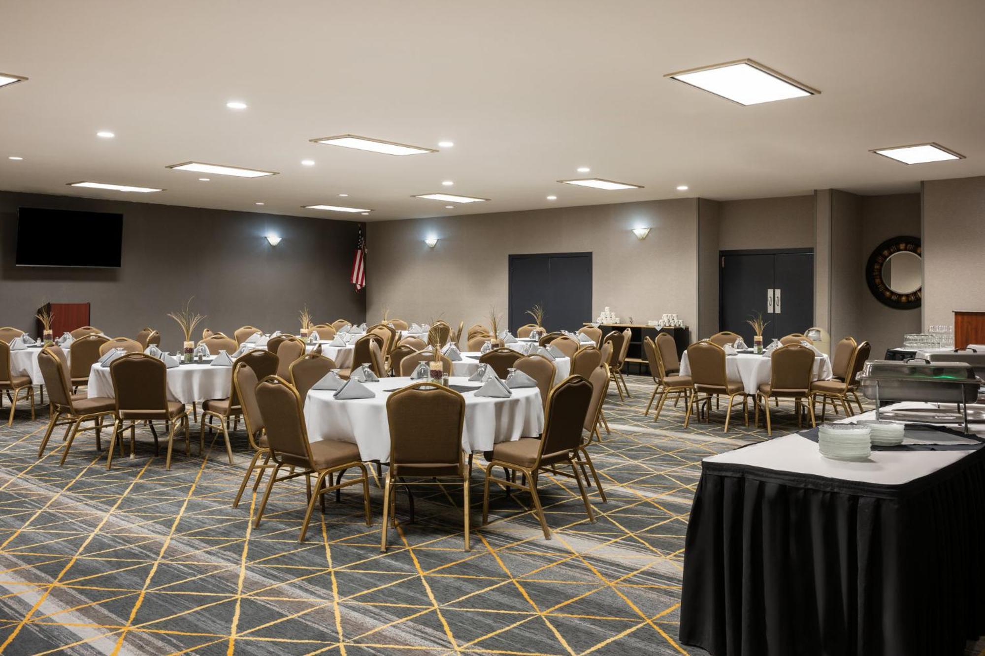 Holiday Inn Ontario By Ihg Exterior photo