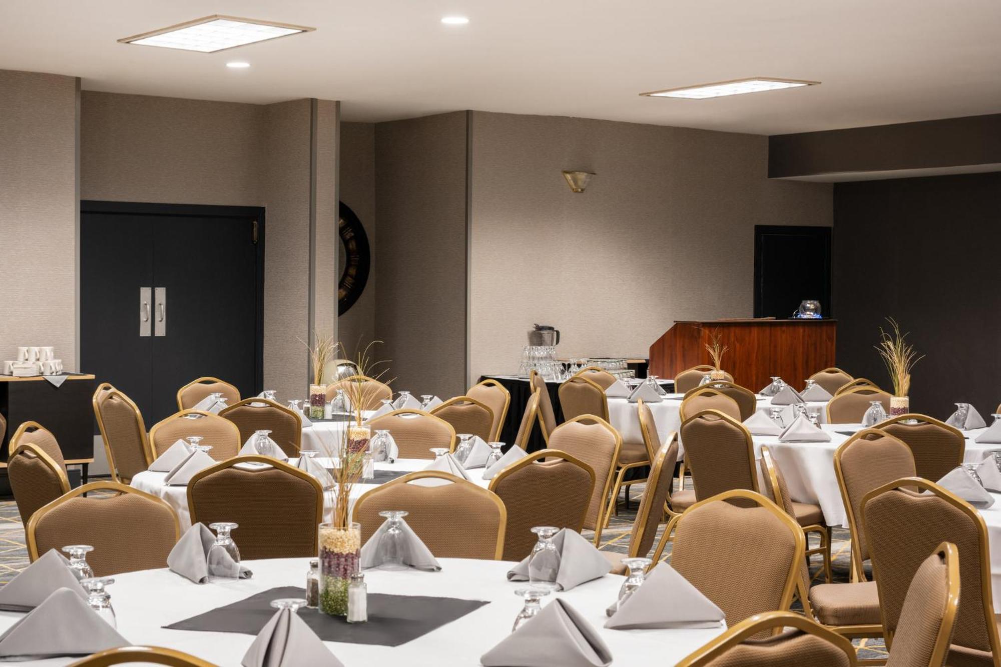 Holiday Inn Ontario By Ihg Exterior photo